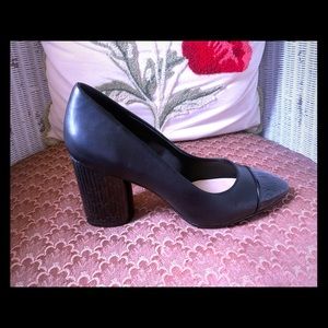 Like new Nine West size 8 ladies heels black shoe